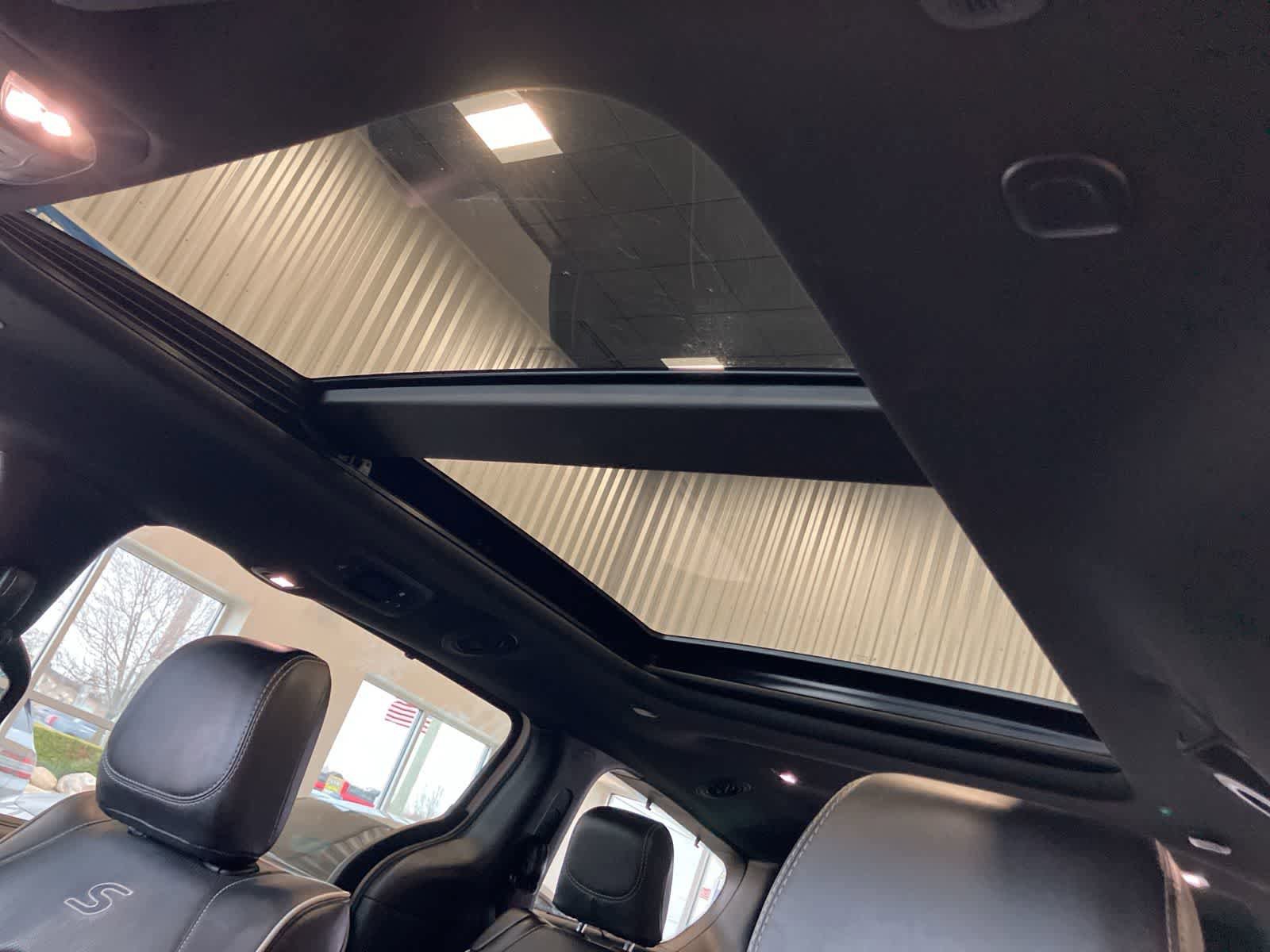 Used 2025 Chrysler Pacifica Limited image 11