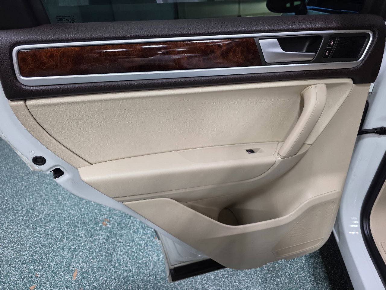 Used 2014 Volkswagen Touareg TDI image 20