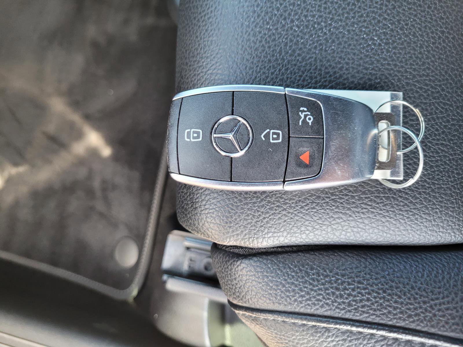 Used 2021 Mercedes-Benz GLB 250 4MATIC w/ Premium Package image 28