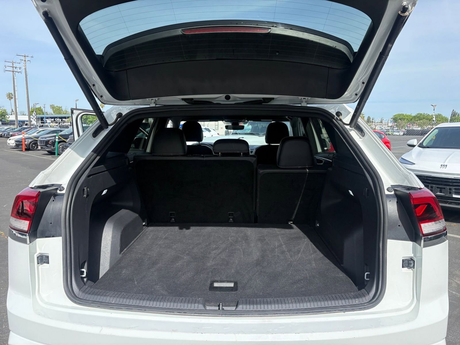 Used 2025 Volkswagen Atlas Cross Sport SE image 34