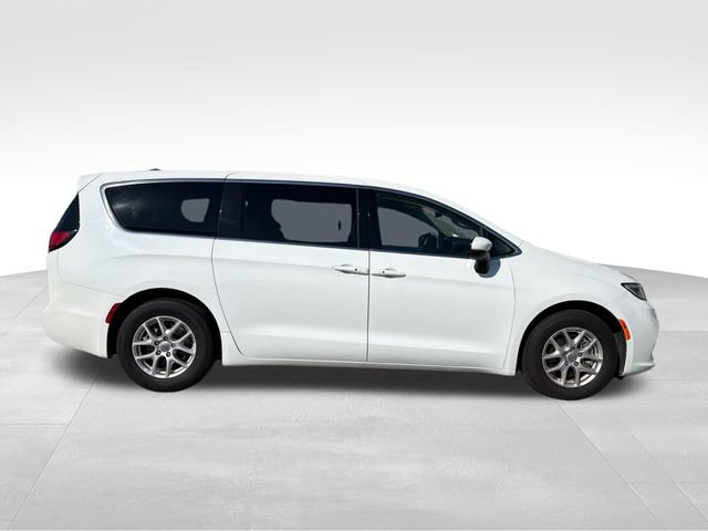 Used 2023 Chrysler Pacifica Touring-L FWD image 4