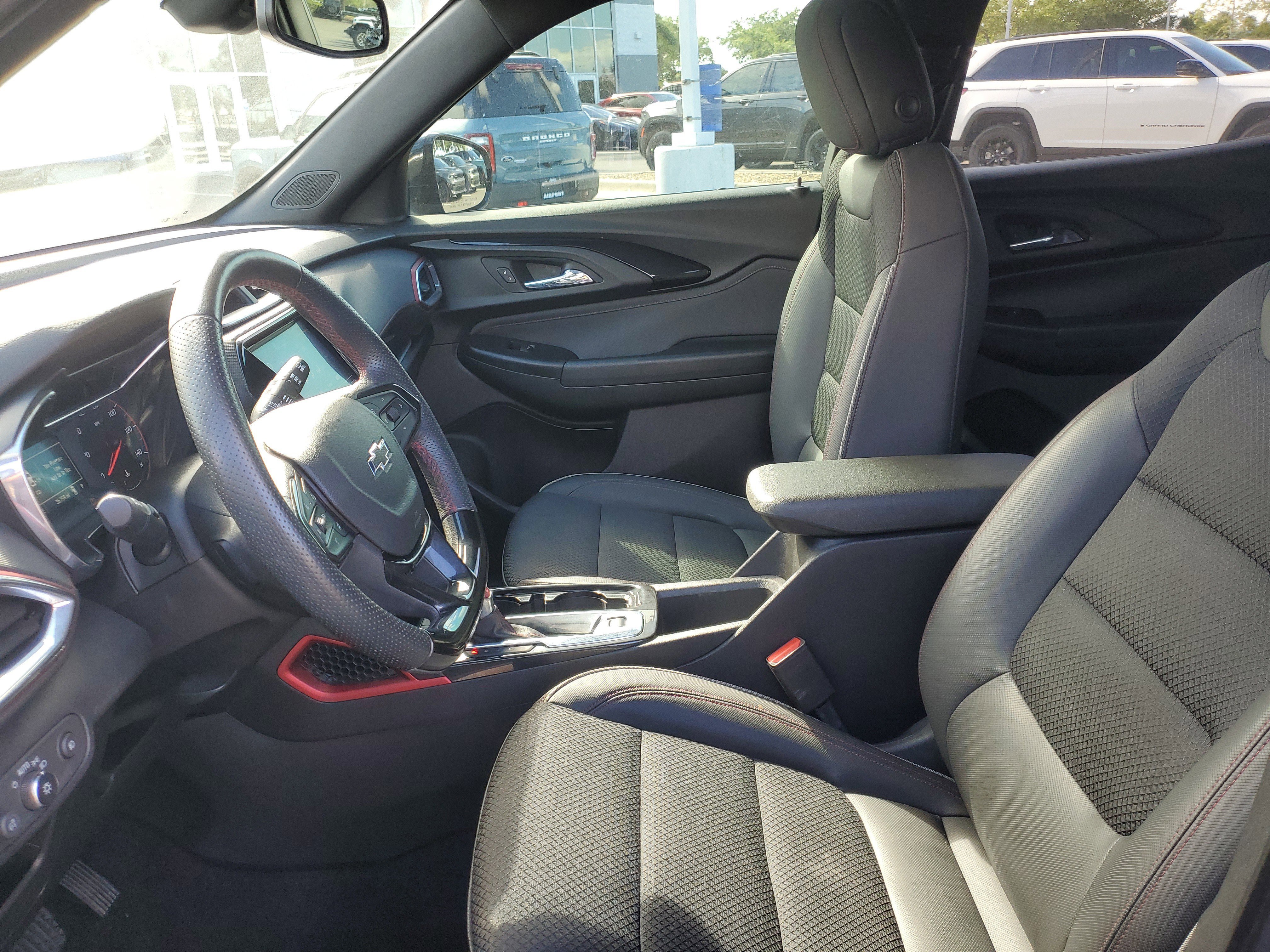 Used 2023 Chevrolet TrailBlazer RS w/ Sun and Liftgate Package FWD image 11
