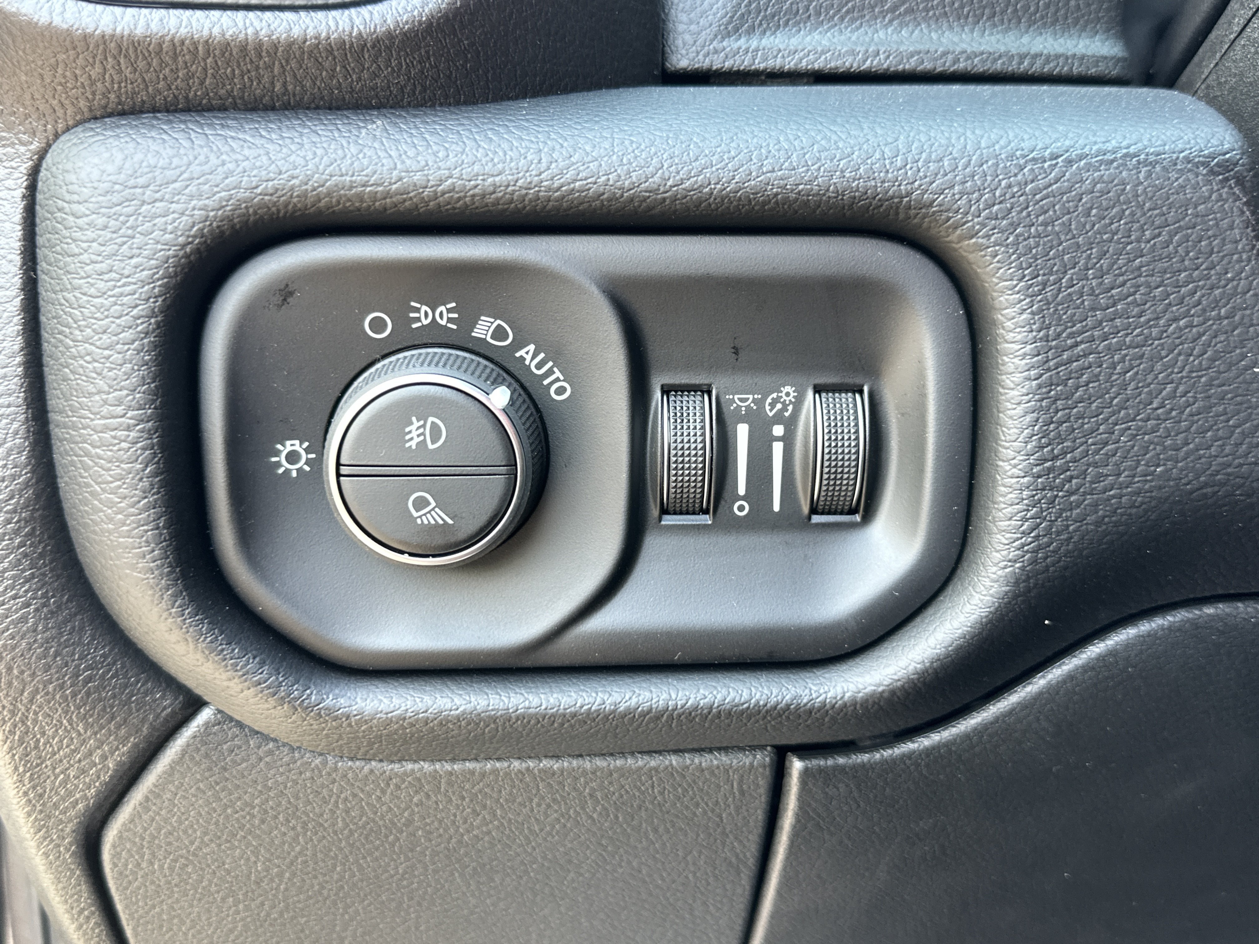 New 2026 RAM 2500 Laramie AWD/4WD image 12