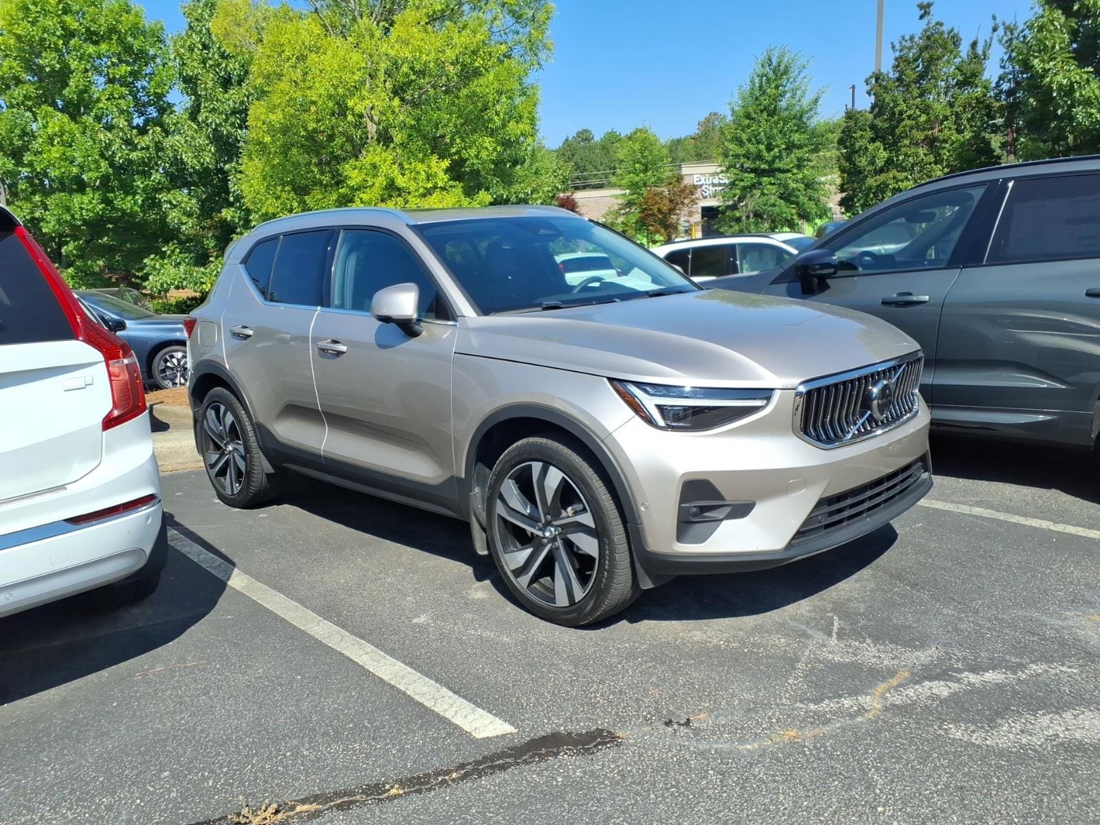 Used 2024 Volvo XC40 B5 Plus w/ Protection Package Premier AWD/4WD image 2