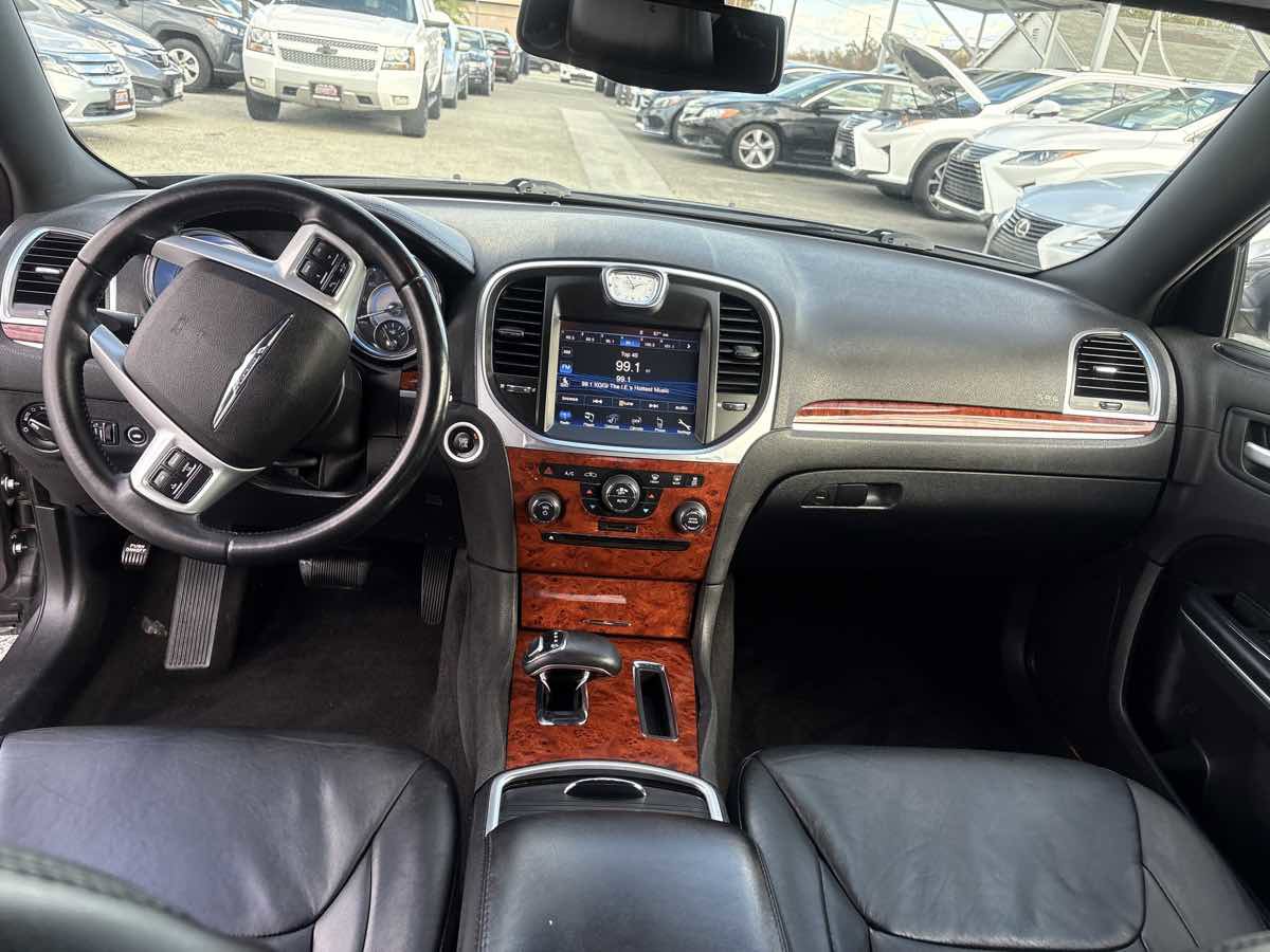 Used 2014 Chrysler 300 image 17