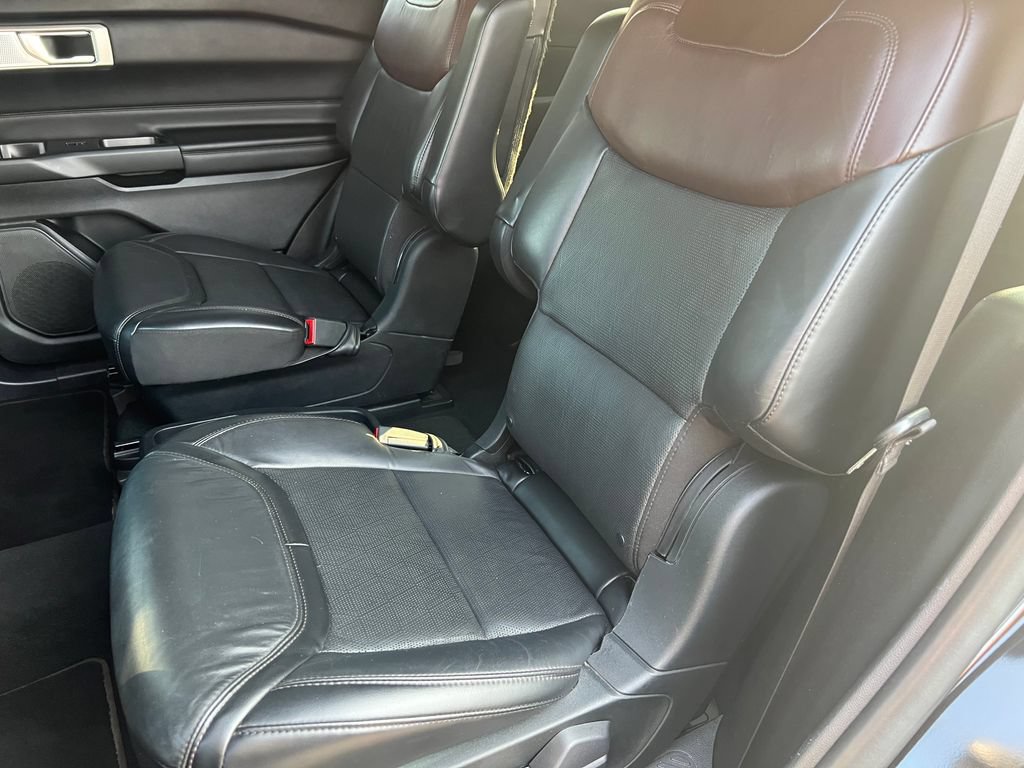 Used 2020 Ford Explorer Platinum w/ Premium Technology Package AWD/4WD image 16