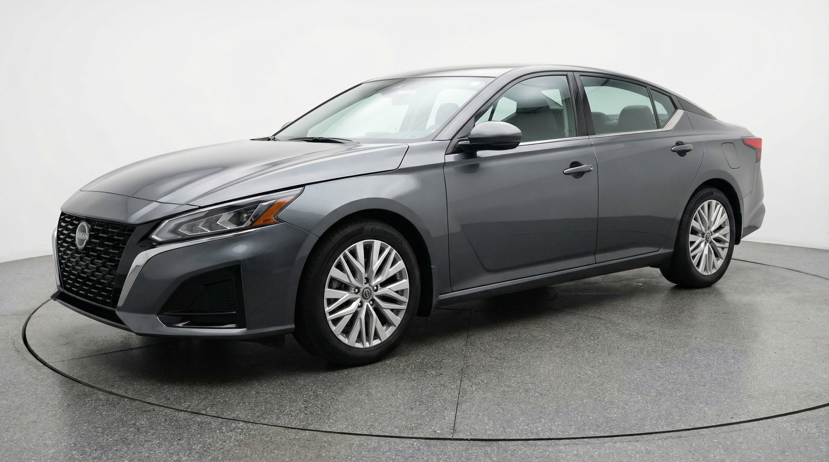 Used 2025 Nissan Altima 2.5 SV FWD image 3