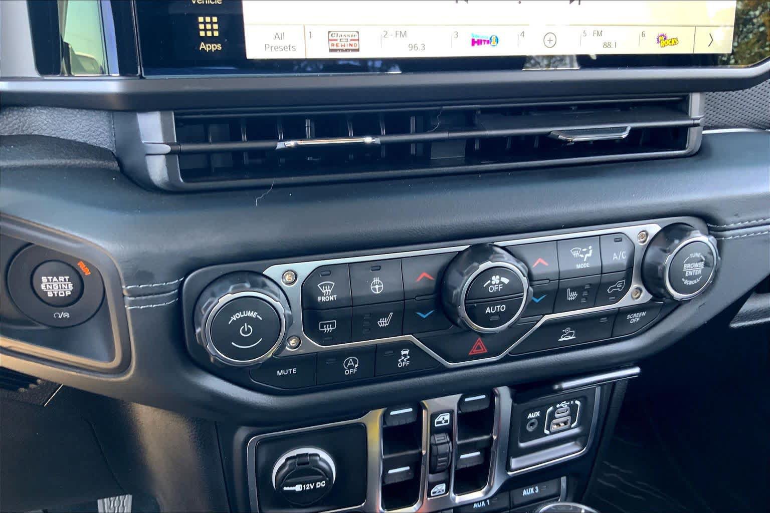 Used 2025 Jeep Gladiator Rubicon w/ Convenience Group AWD/4WD image 31