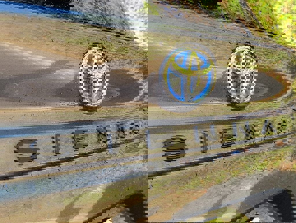 Used 2025 Toyota Sienna LE w/ LE Plus Package image 10