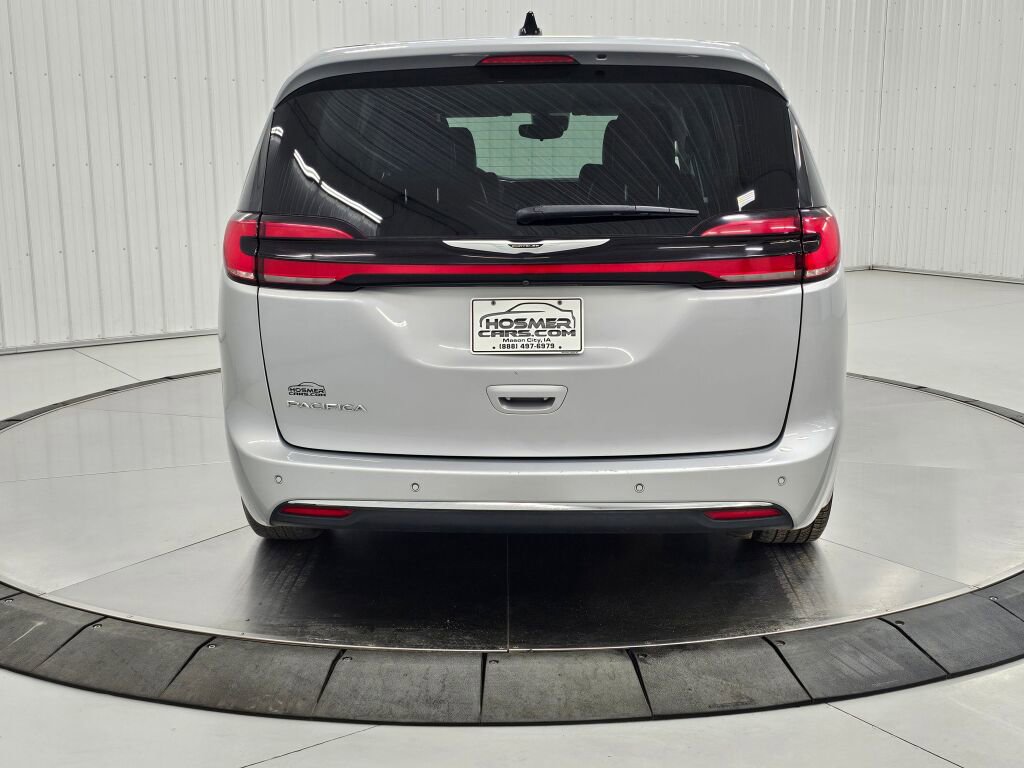 Used 2023 Chrysler Pacifica Touring-L image 4