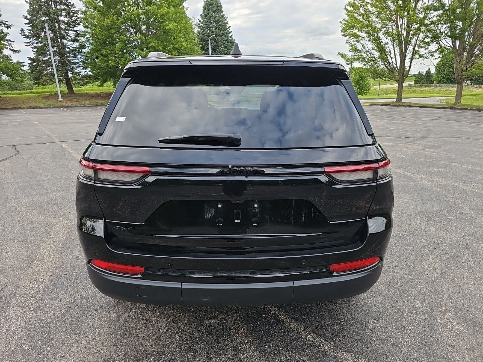 Used 2025 Jeep Grand Cherokee Altitude AWD/4WD image 5