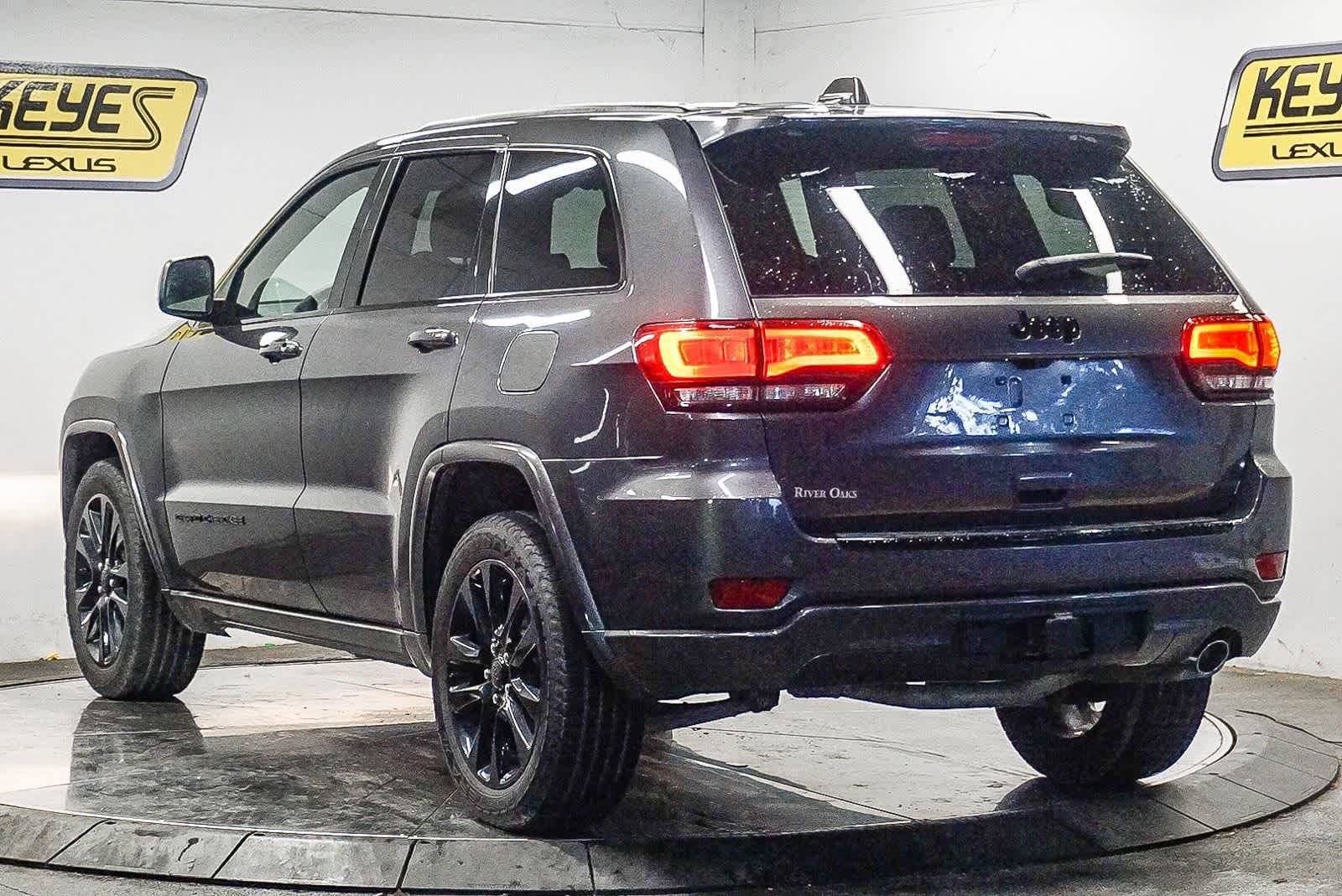 Used 2017 Jeep Grand Cherokee Altitude RWD image 2