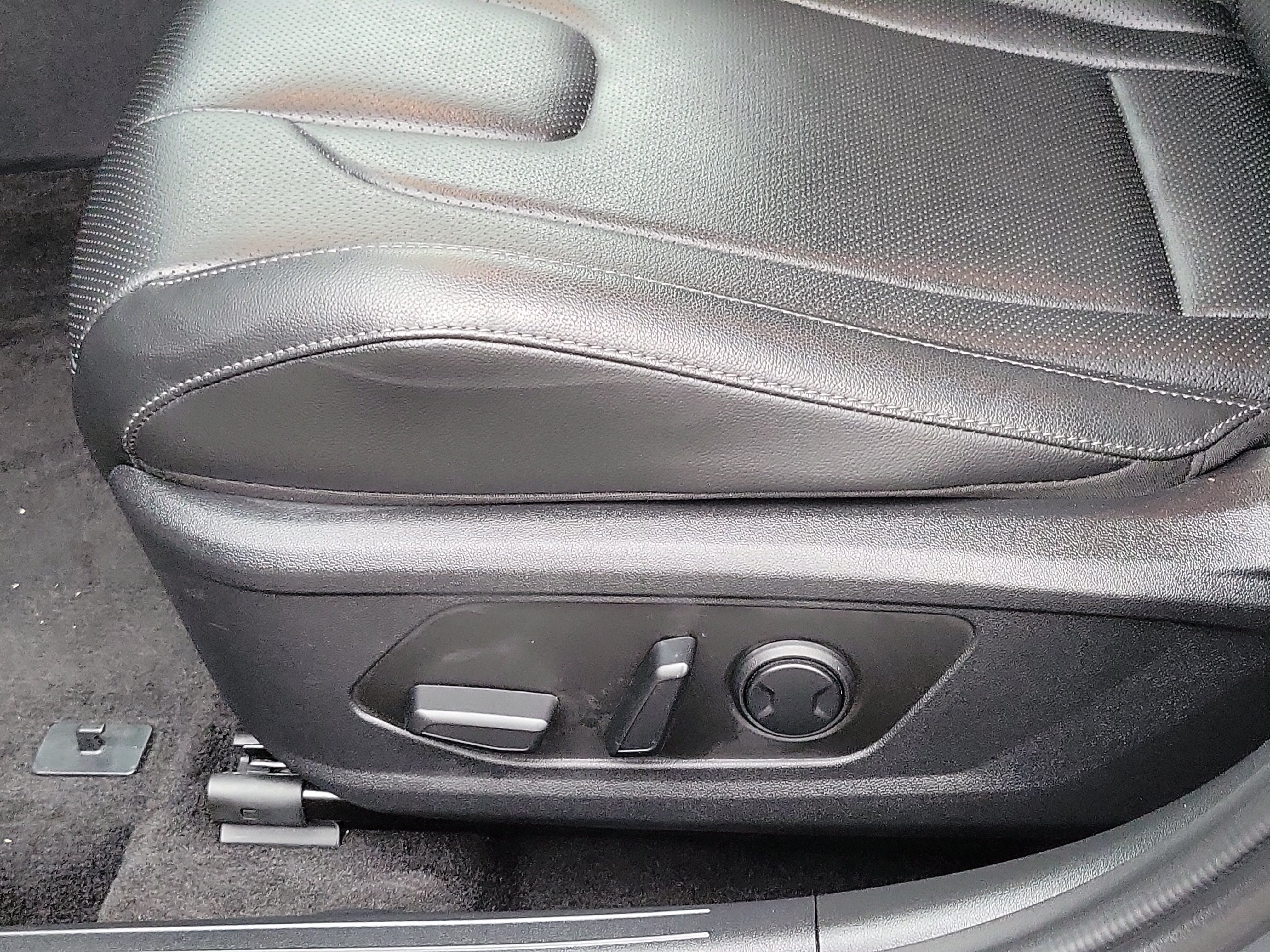 Certified 2025 Hyundai Elantra Limited FWD image 18