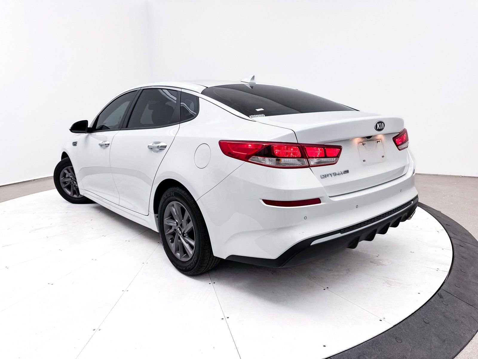 Used 2020 Kia Optima LX image 2