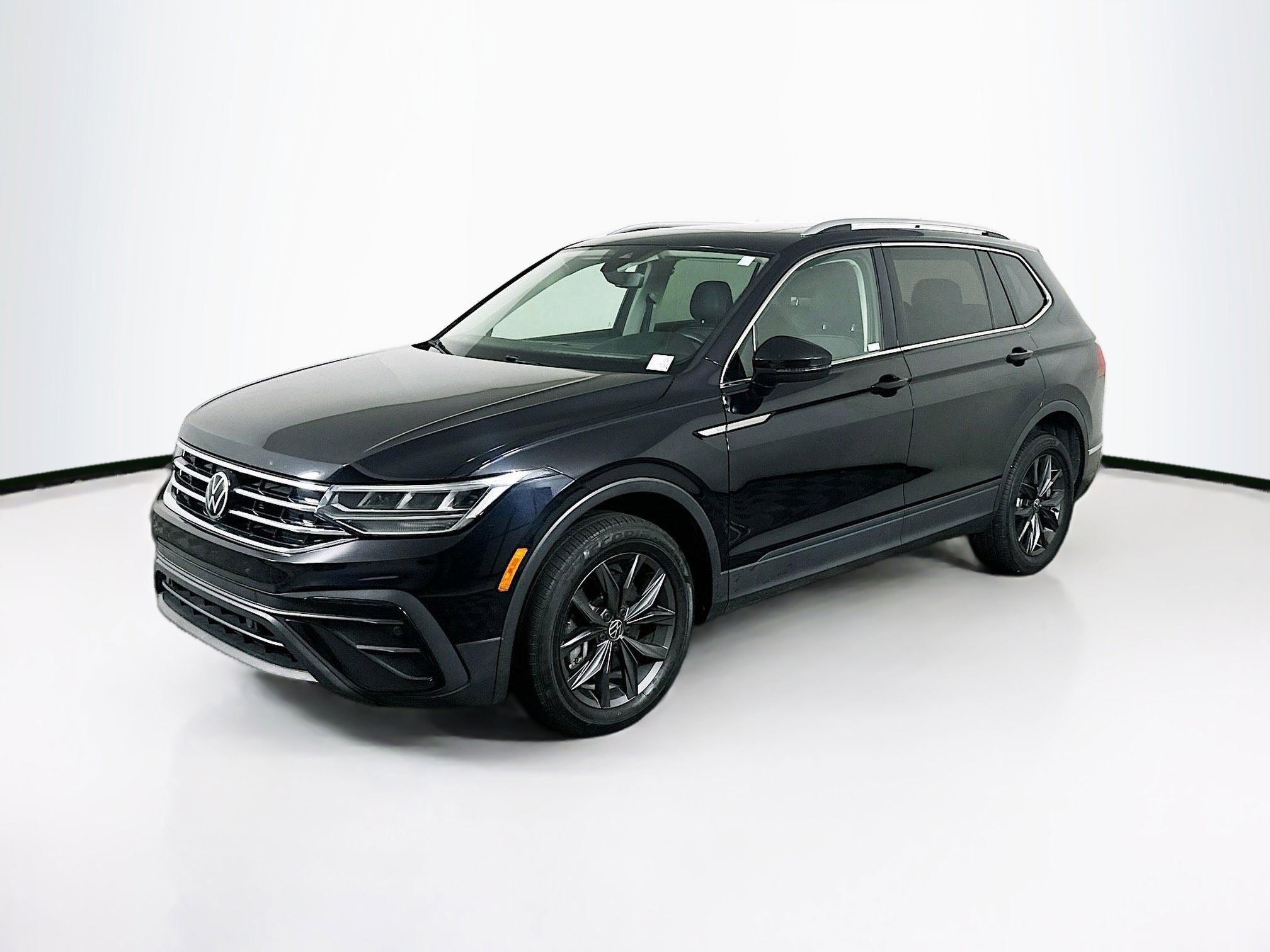 Used 2022 Volkswagen Tiguan SE w/ Panoramic Sunroof Package image 3