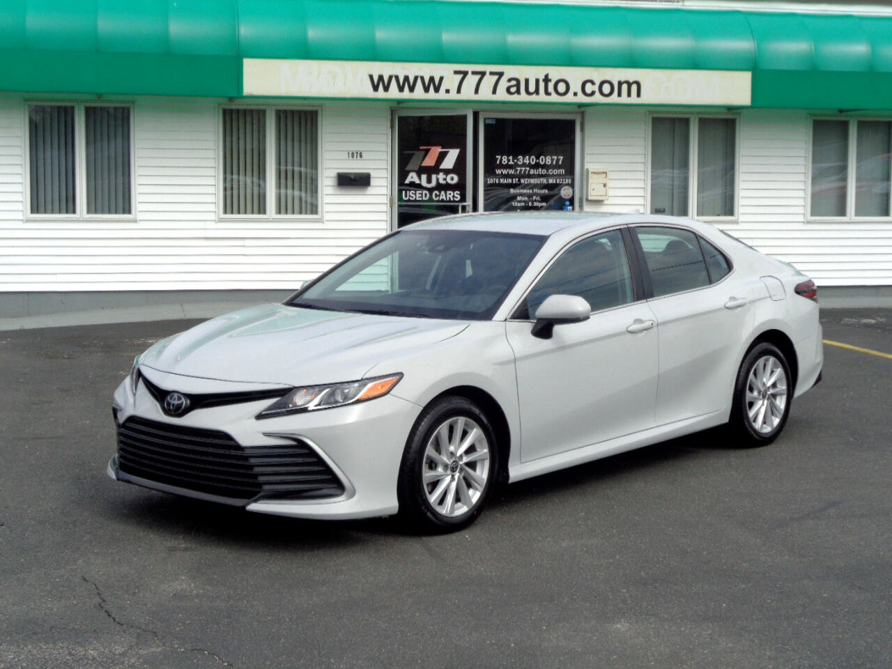 Used 2022 Toyota Camry LE image 10