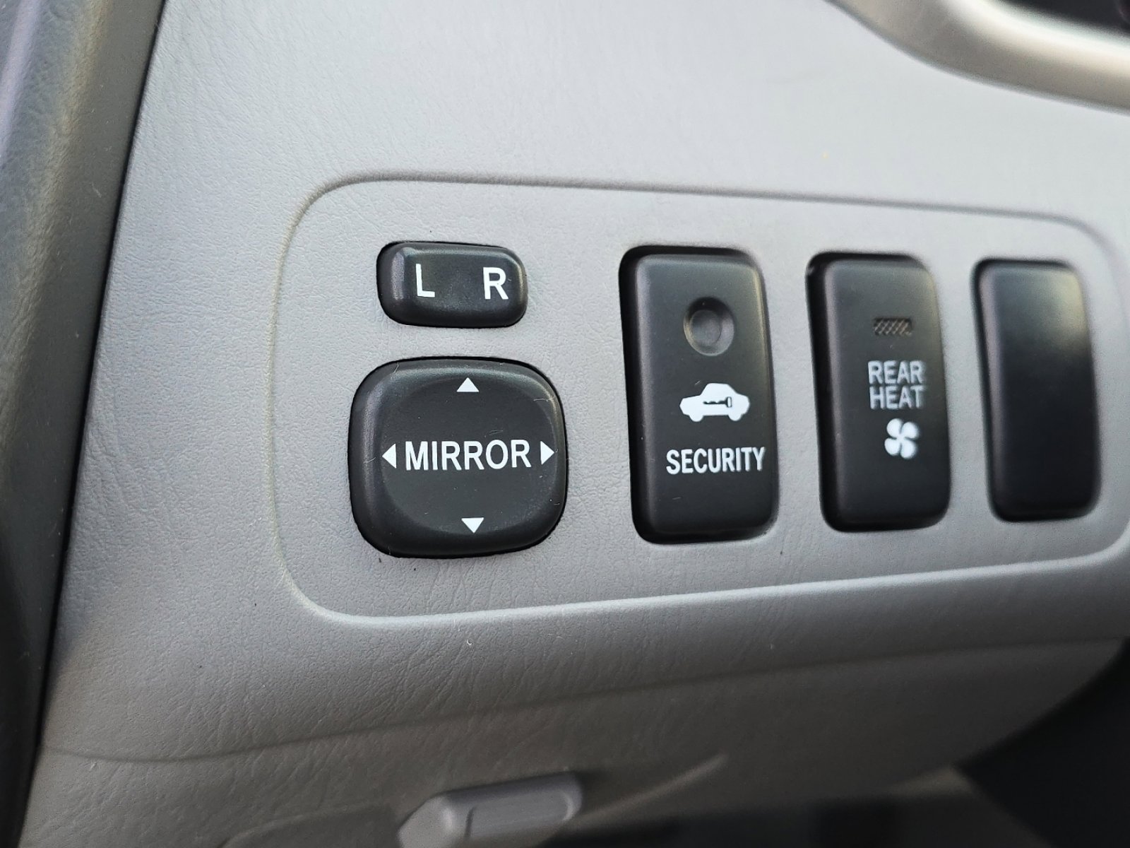 Used 2005 Toyota Highlander 2WD V6 w/ 3rd Row image 24