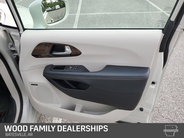 Used 2021 Chrysler Pacifica Limited w/ Uconnect Theater Family Group image 30