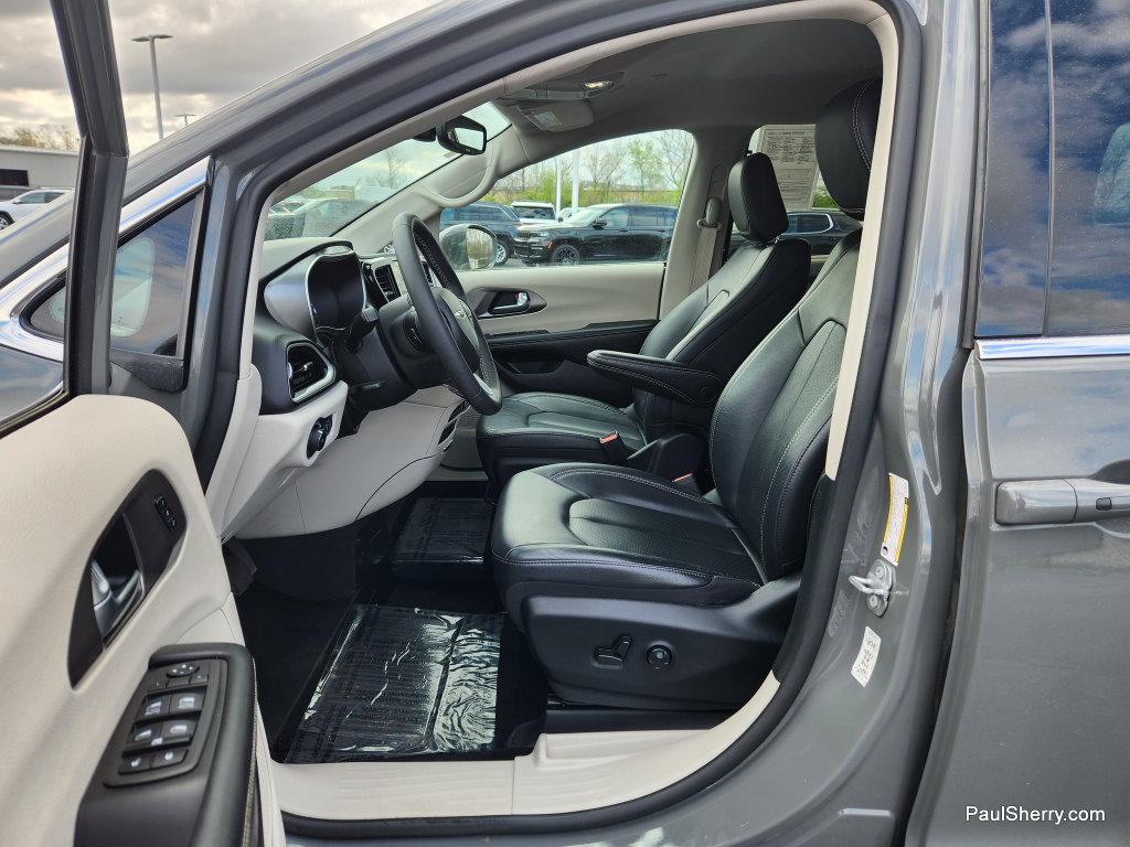 Used 2022 Chrysler Pacifica Touring-L FWD image 34