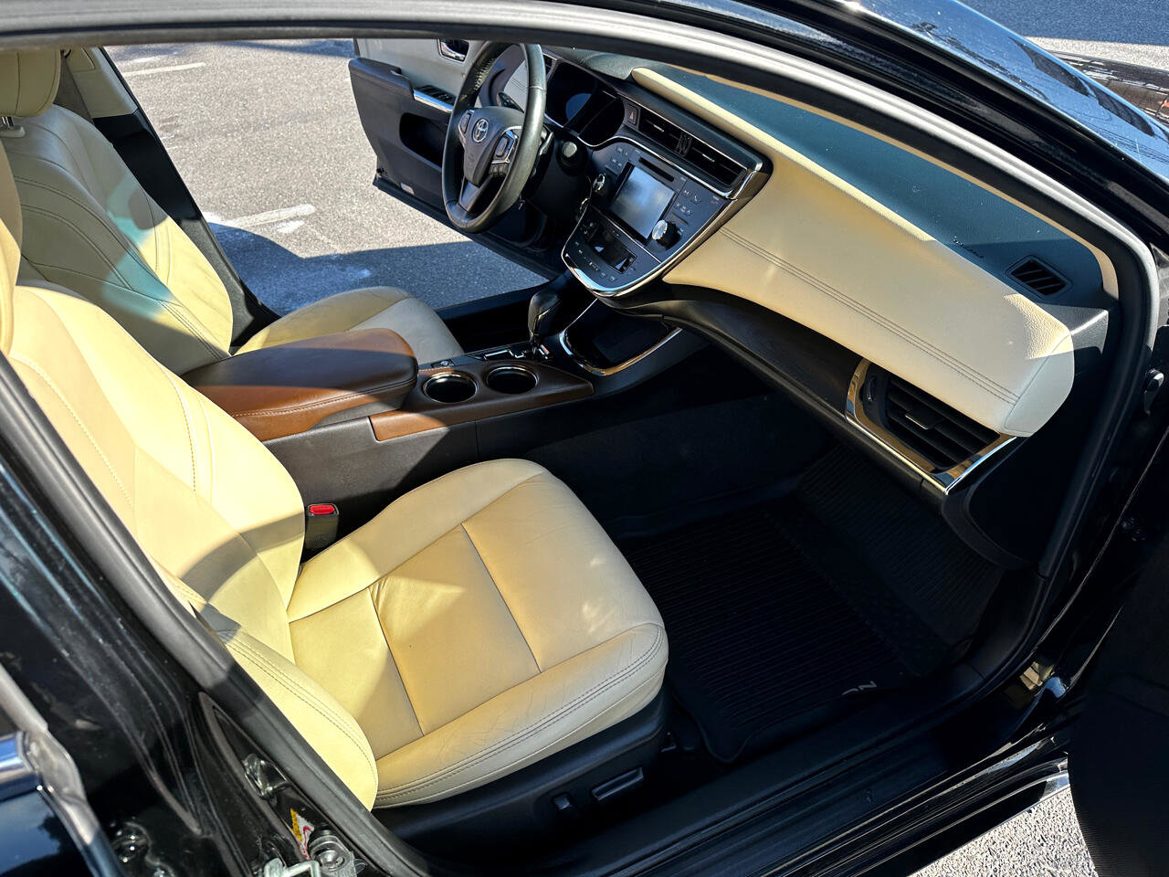 Used 2018 Toyota Avalon XLE image 18