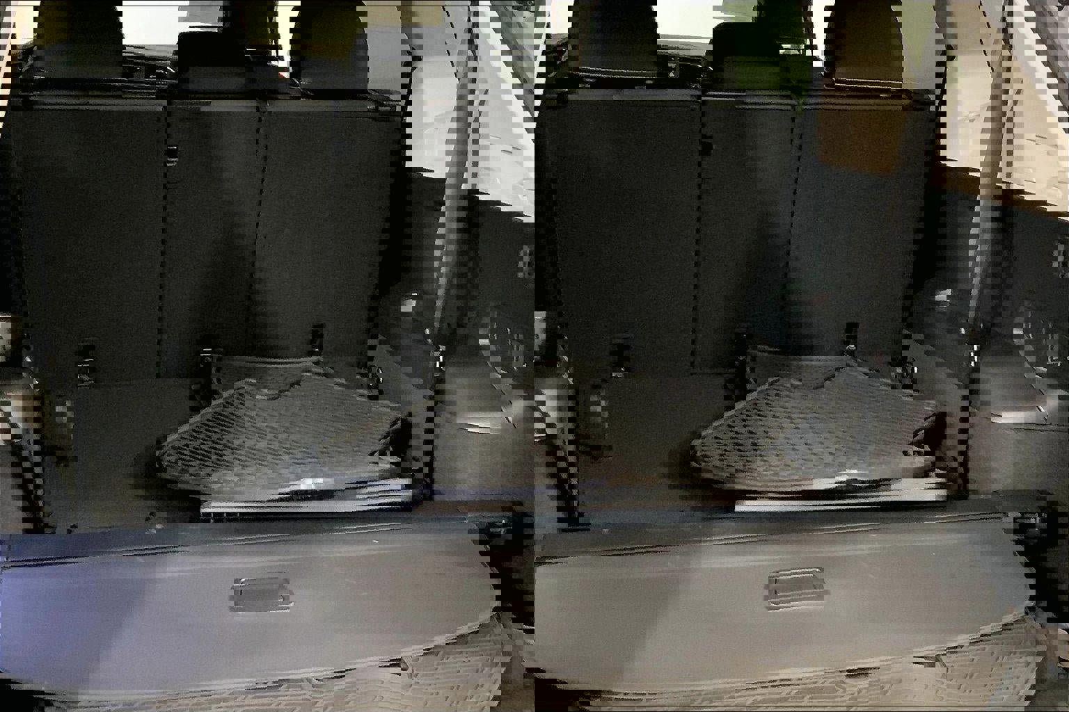 Used 2023 Volkswagen Tiguan SE w/ Panoramic Sunroof Package image 4