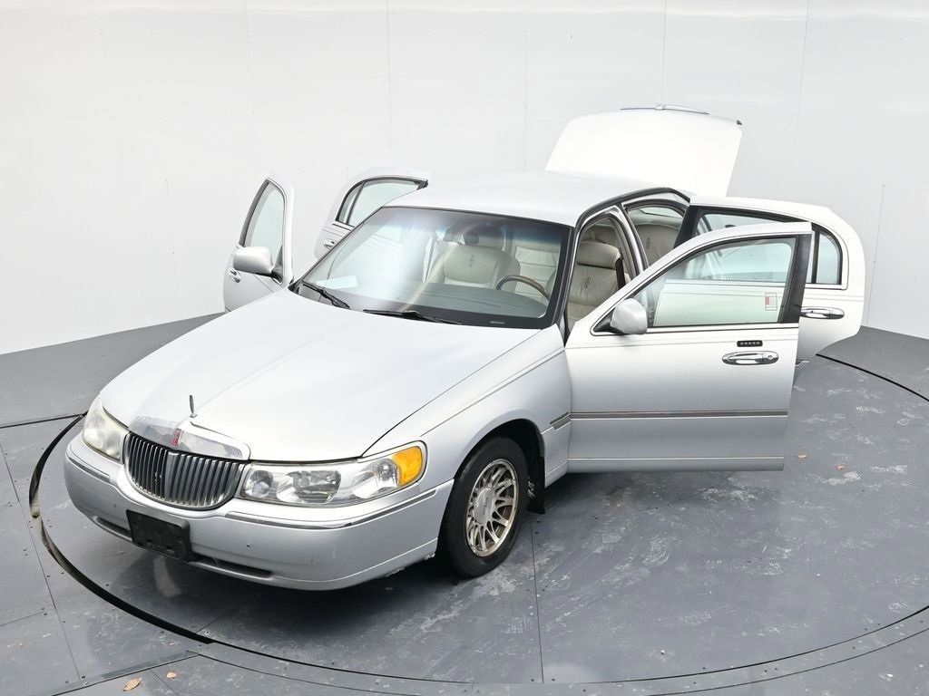 Used 2002 Lincoln Town Car Signature image 49
