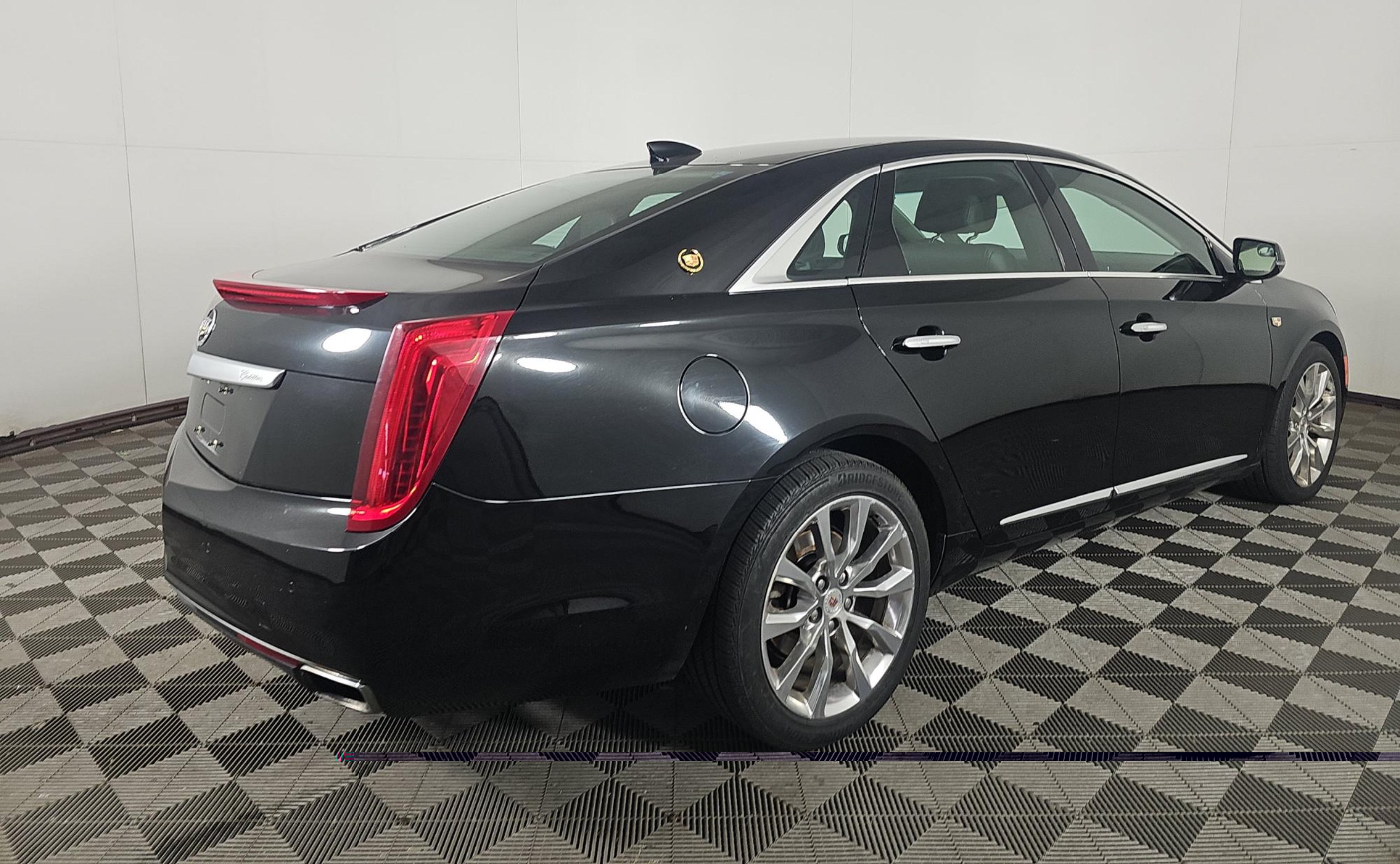 Used 2015 Cadillac XTS Luxury FWD image 3