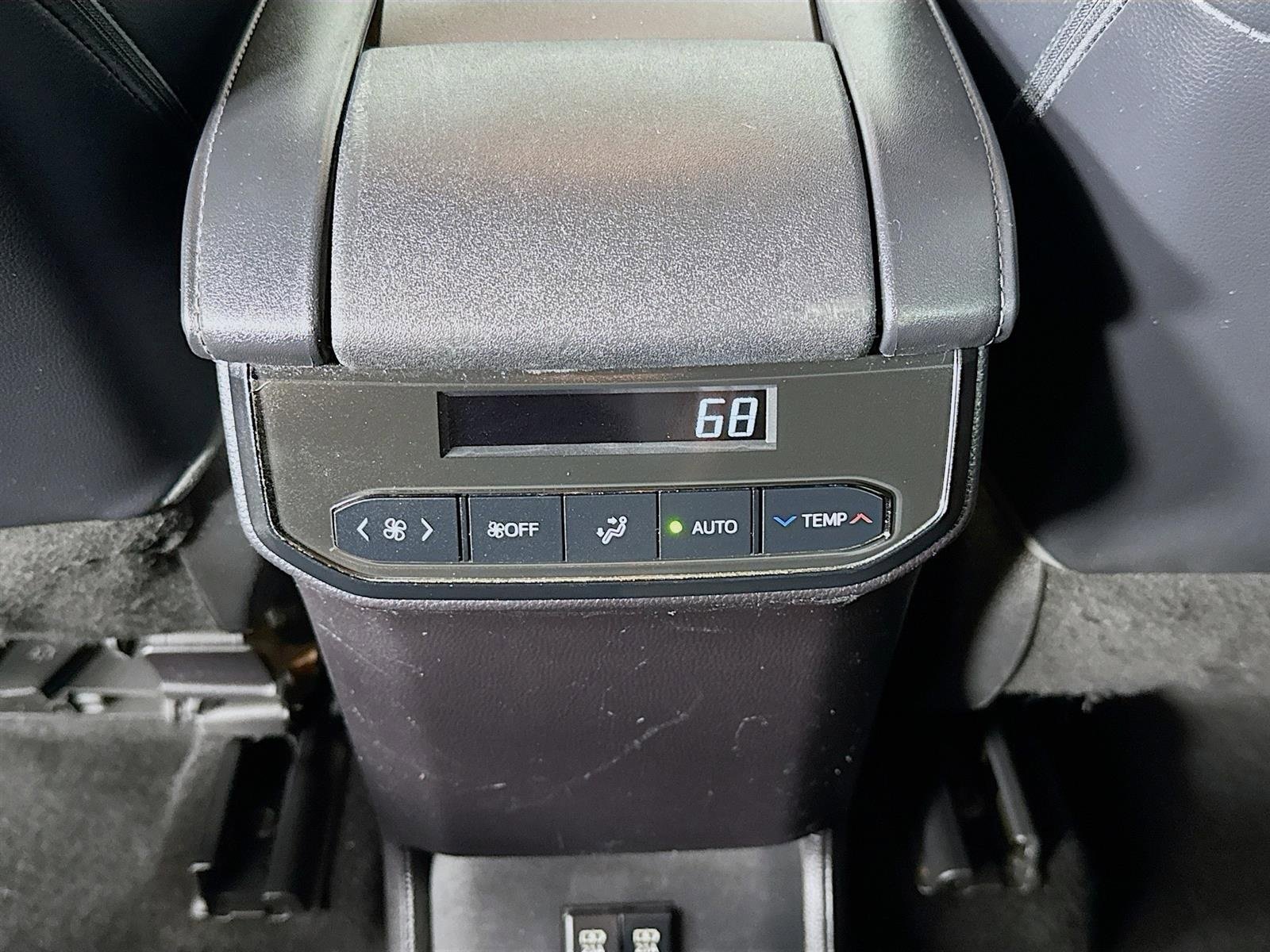 Used 2020 Toyota Highlander XLE image 25
