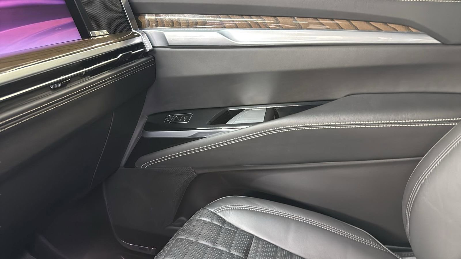 Used 2025 Cadillac Escalade Sport Platinum w/ LPO, ONYX Package image 24