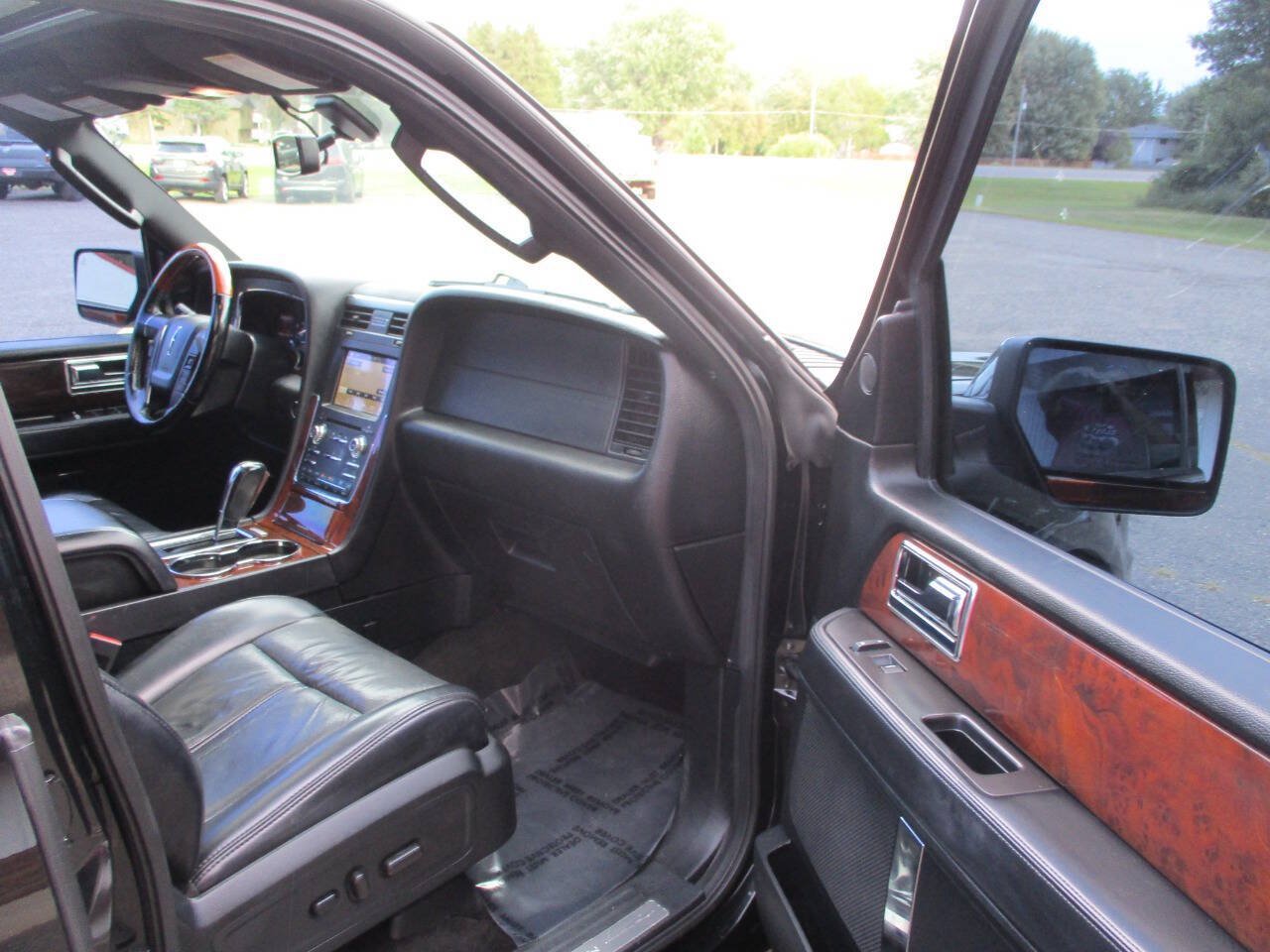 Used 2017 Lincoln Navigator L Select AWD/4WD image 33