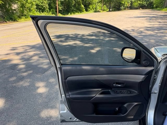 Used 2020 Mitsubishi Outlander AWD image 11