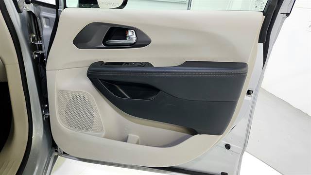 Used 2024 Chrysler Pacifica Touring-L FWD image 27