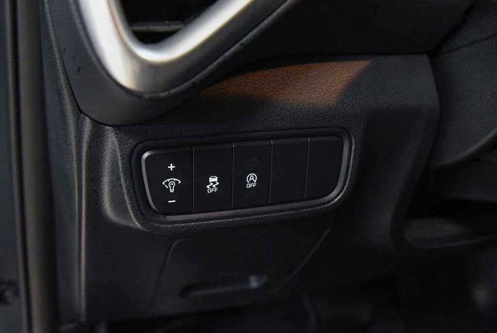 Used 2025 Kia Soul LX w/ LX Technology Package FWD image 18