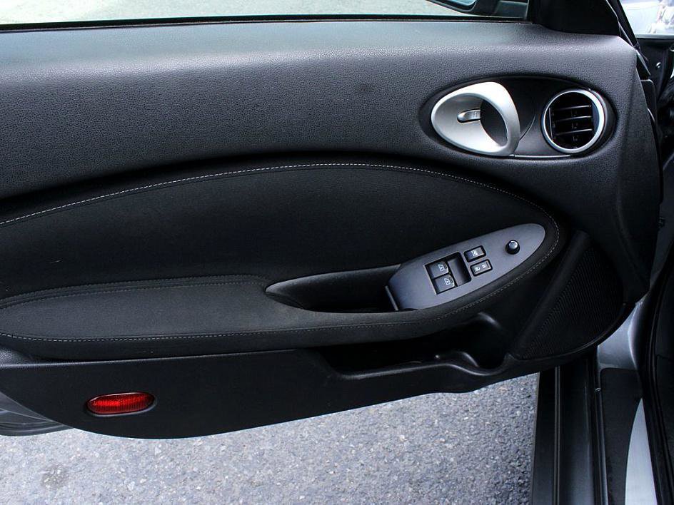 Used 2016 Nissan 370Z Coupe RWD image 8