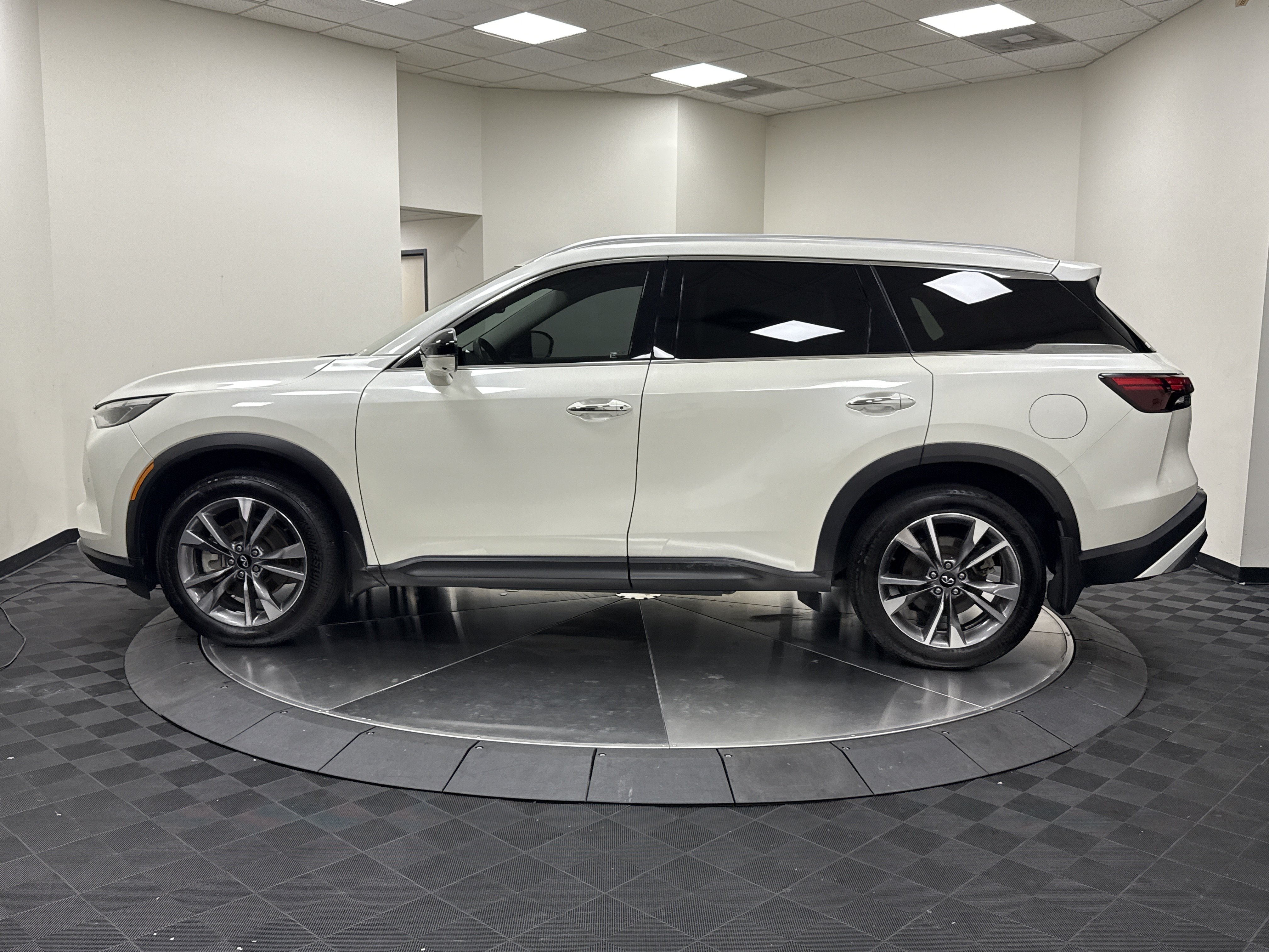 Used 2022 INFINITI QX60 Luxe w/ Cargo Package FWD image 4