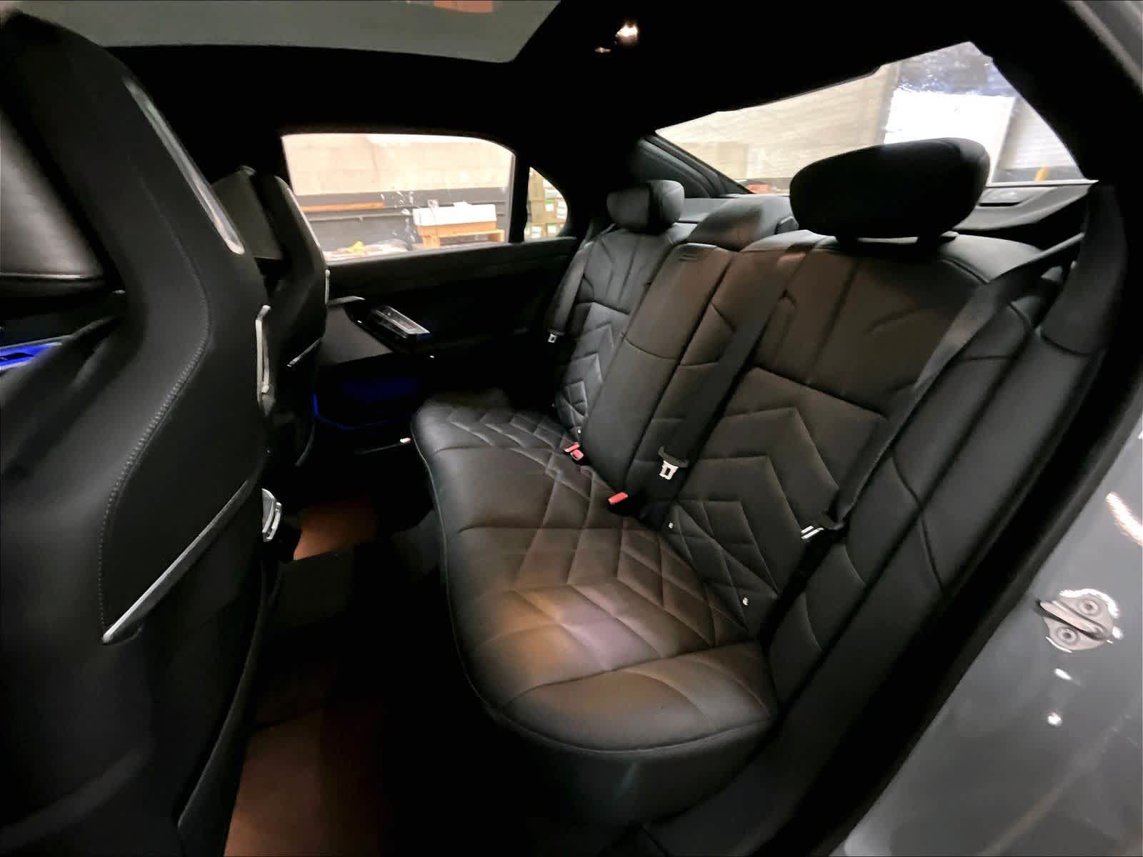 Used 2025 BMW 760i xDrive AWD/4WD image 28