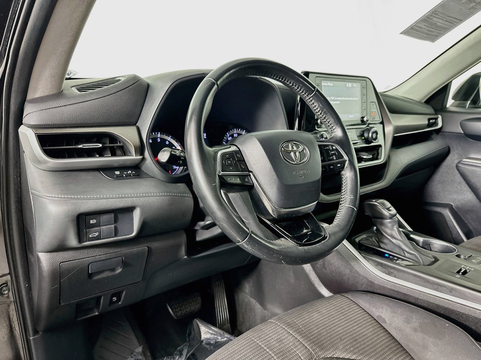 Used 2021 Toyota Highlander LE FWD image 9