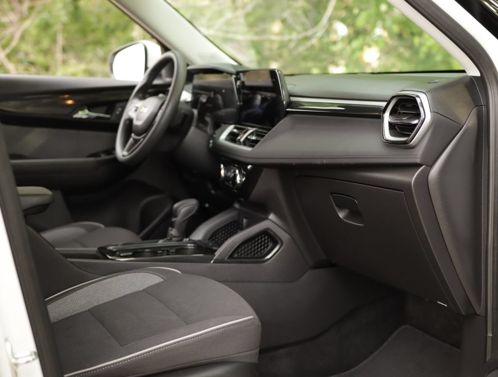 Used 2025 Chevrolet TrailBlazer LT FWD image 27