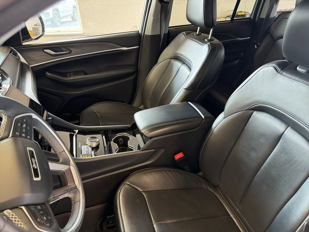 Used 2023 Jeep Grand Cherokee Limited w/ Luxury Tech Group II image 14