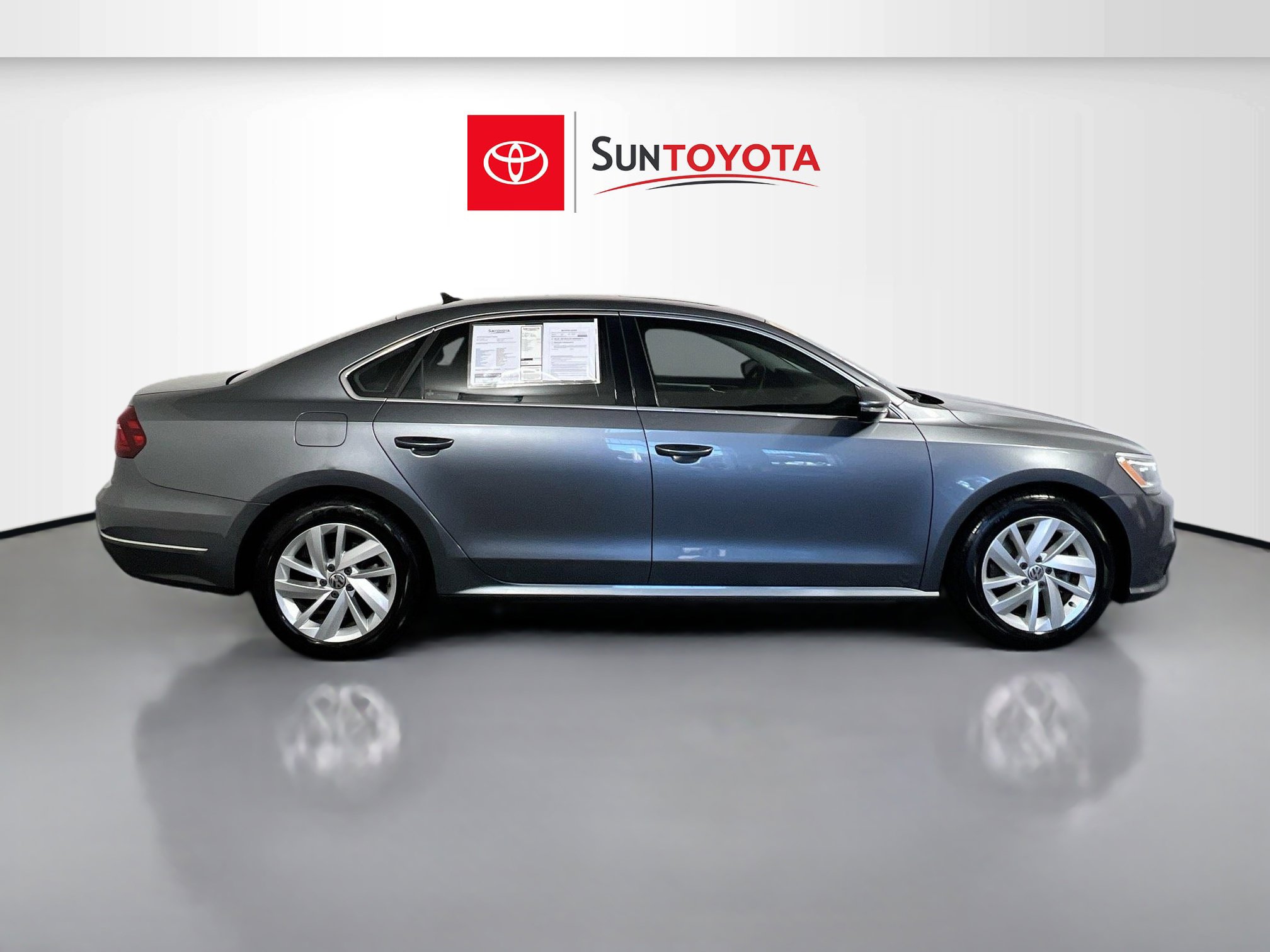 Used 2018 Volkswagen Passat 2.0T SE image 2