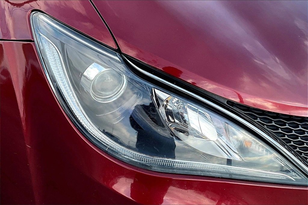 Used 2018 Chrysler Pacifica Touring-L image 30