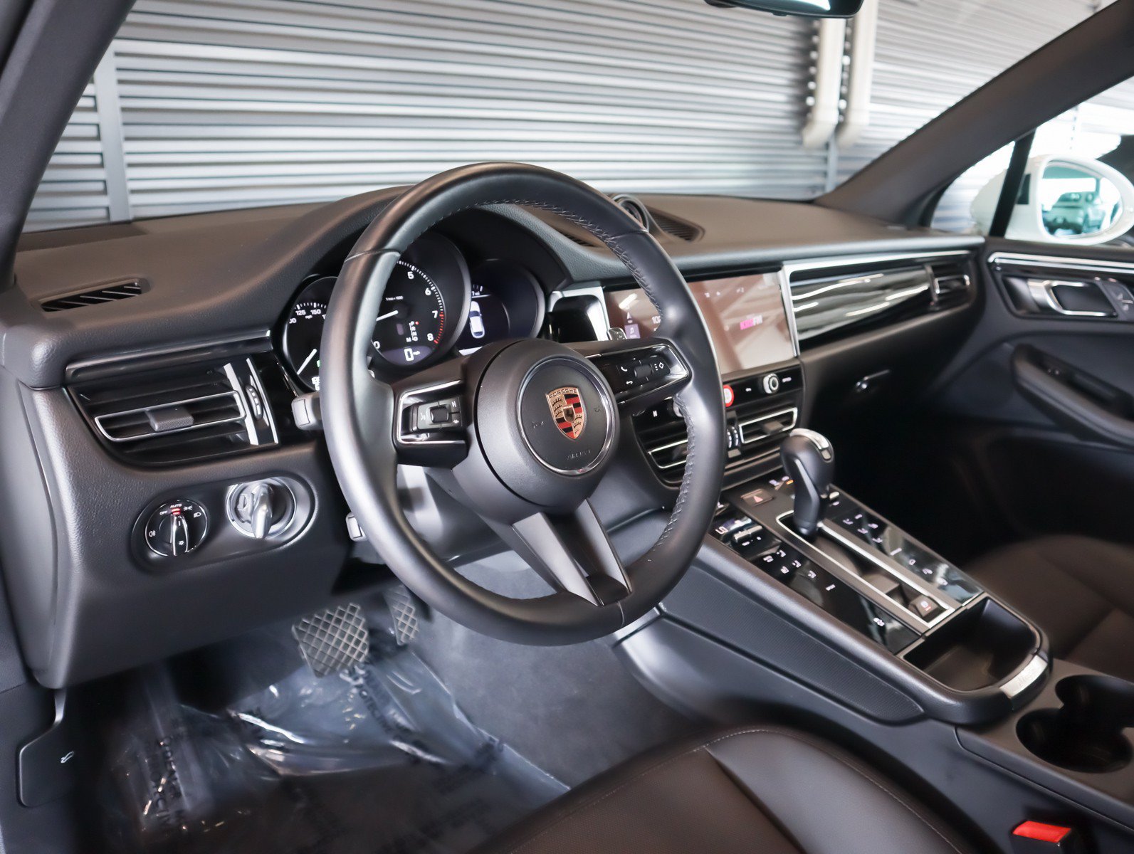 Certified 2024 Porsche Macan AWD/4WD image 4