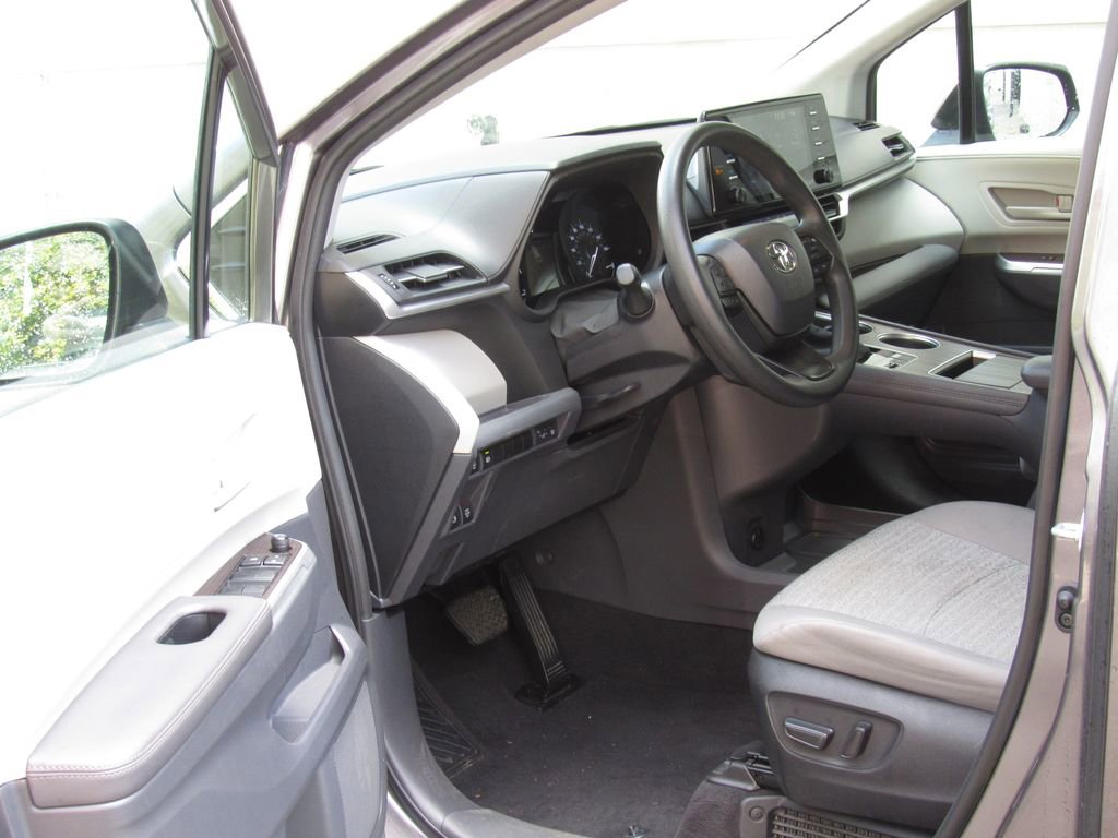 Certified 2023 Toyota Sienna LE AWD/4WD image 10
