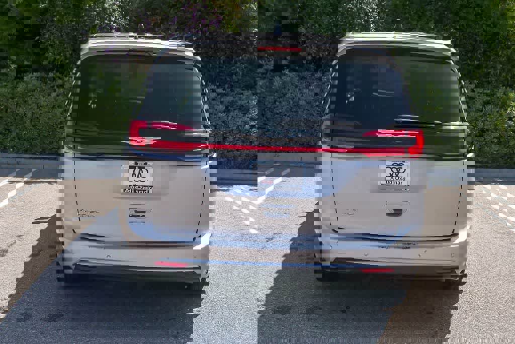 Used 2023 Chrysler Pacifica Touring-L image 12