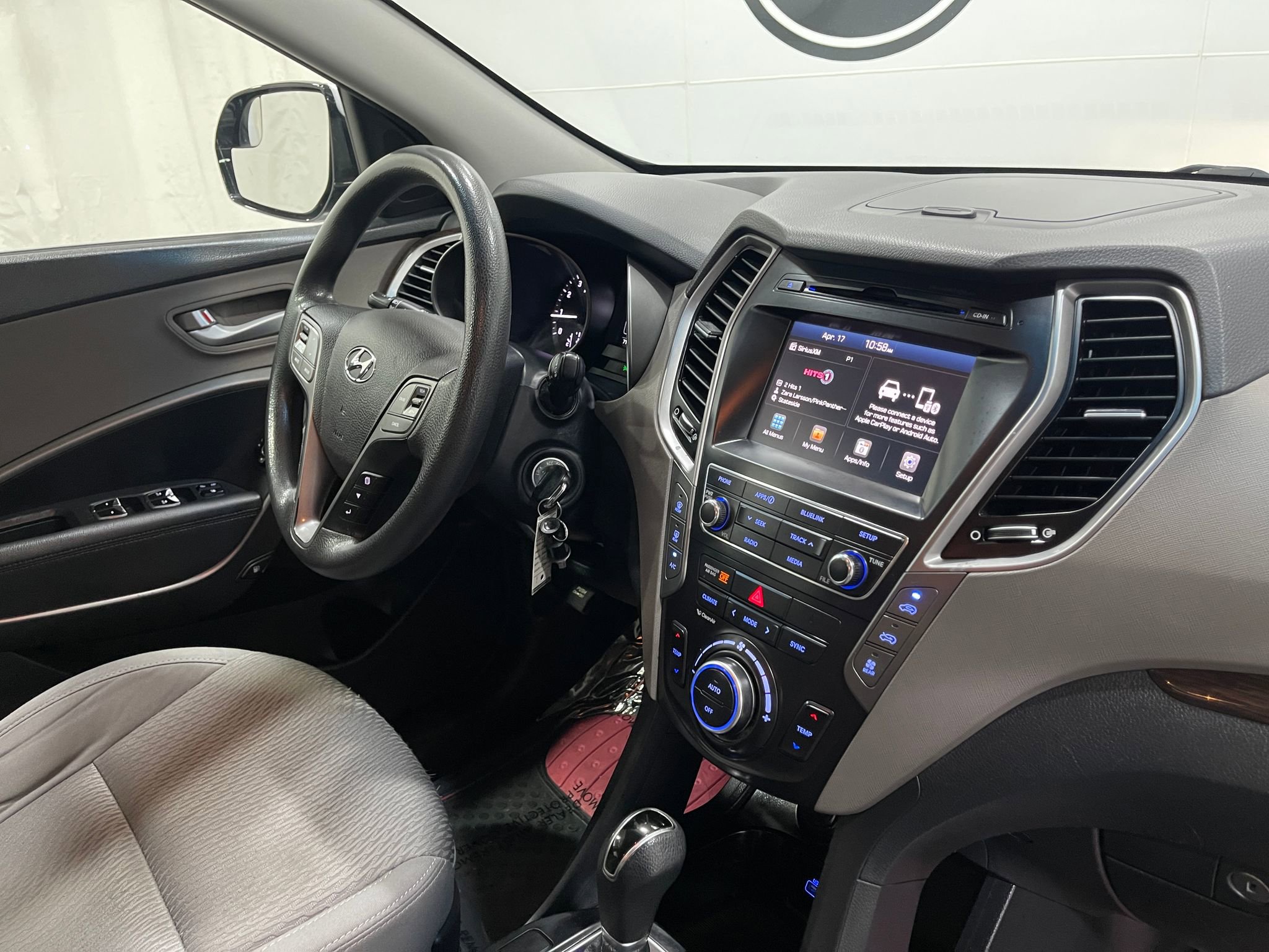 Used 2017 Hyundai Santa Fe SE w/ Cargo Package AWD/4WD image 18