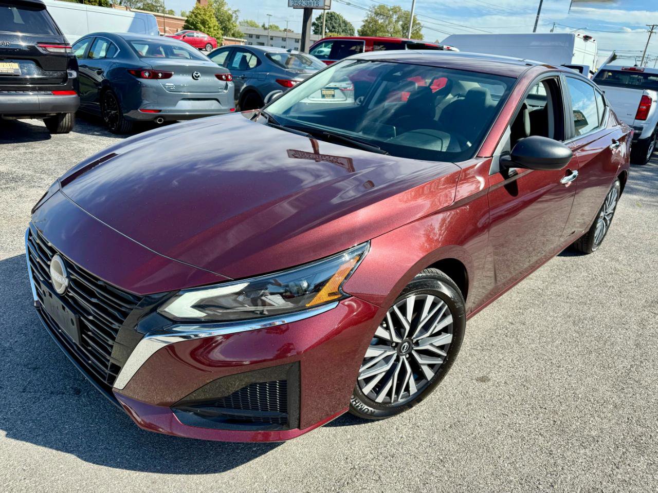 Used 2024 Nissan Altima 2.5 SV image 2