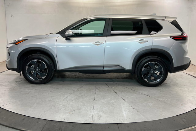 Used 2024 Nissan Rogue SV image 2