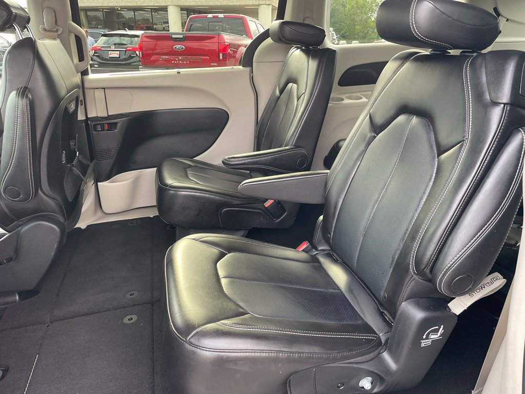 Used 2023 Chrysler Pacifica Touring-L FWD image 8