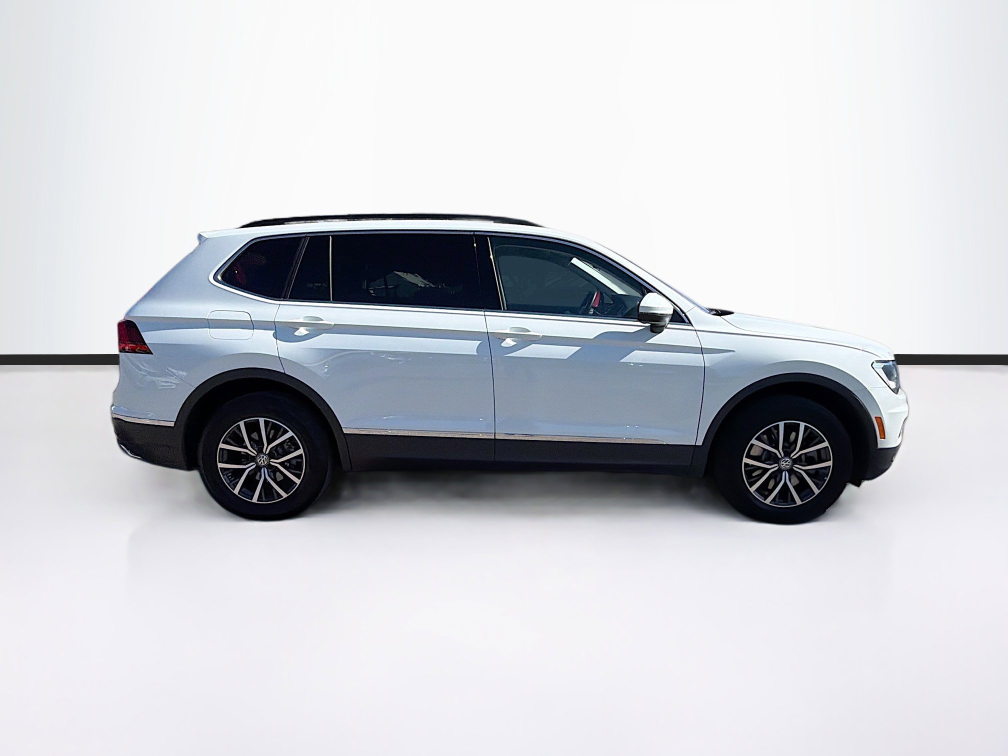 Used 2020 Volkswagen Tiguan SE image 2