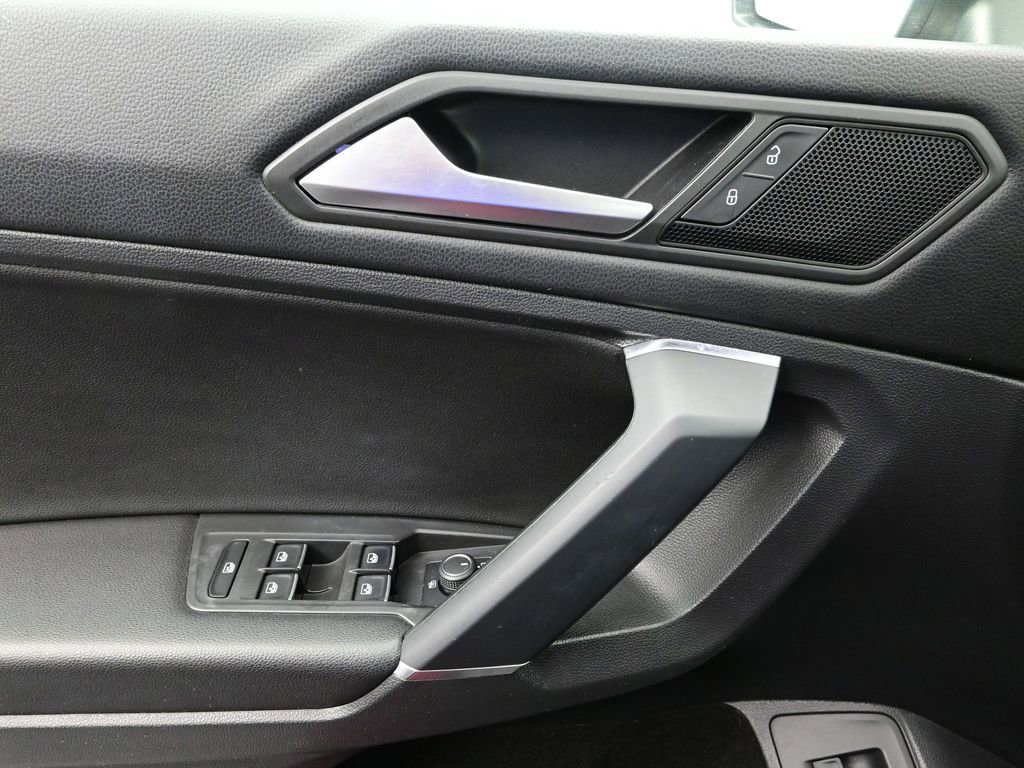 Used 2020 Volkswagen Tiguan SEL AWD/4WD image 17